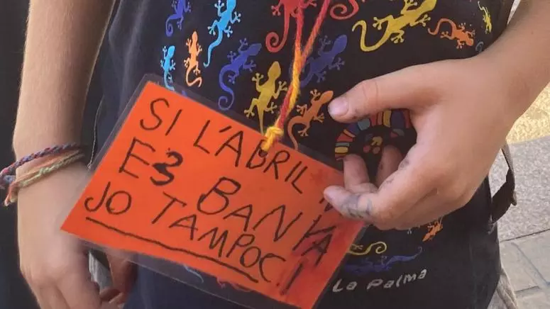 Enllaç a la notícia del 324 amb el títol "Si l'Abril no es banya, jo tampoc", on s'explica la solidaritat d'una classe de primària amb una nena amb autisme