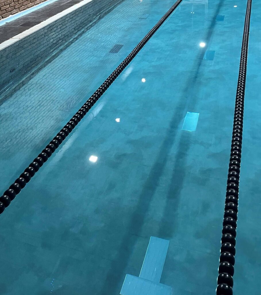 Foto on es veu la nova aigua de la piscina del Centre Gimnàstic del Berguedà